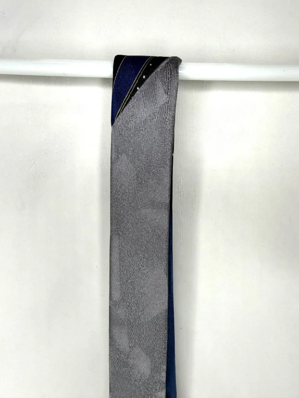 Pierre Cardin Men’s Neck Tie 4” Blue Gray Silver 100% Silk Wavy Necktie